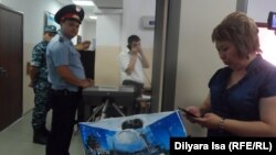 Адвокат Гүлнәр Жуаспаева Қыздығой Ажарқұлованың сот отырысына кіре алмай тұрған кез. Шымкент, 29 маусым 2016 жыл.