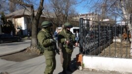 "Вежливые люди" (предположительно, российские военные) в Симферополе