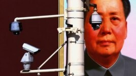 Camere de securitate în faţa portretului lui Mao Zedong la Beijng, China