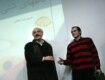 محمد علی سپانلو، شاعر، يکی از جوايز را اهدا می کند