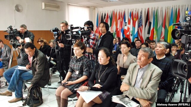 Журналисты и блогеры на пресс-конференции. Алматы, 5 марта 2013 года.