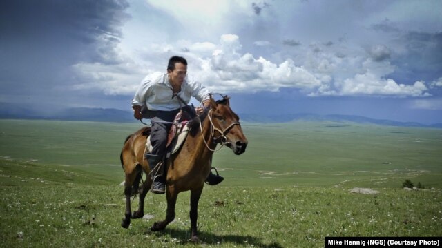 Шыңғыс ханның бейітін іздеп жүрген National Geographic зерттеушісі Альберт Лин Моңғолияның солтүстігінде атқа мініп жүр. (Көрнекі сурет)