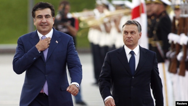 Georgia -- President Mikheil Saakashvili (L) and Hungary's Prime Minister Viktor Orban take part in an official welcoming ceremony in Tbilisi, 26Sep2012