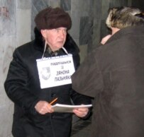 Opposition-candidate supporters gathering signatures in Minsk earlier this month (epa)