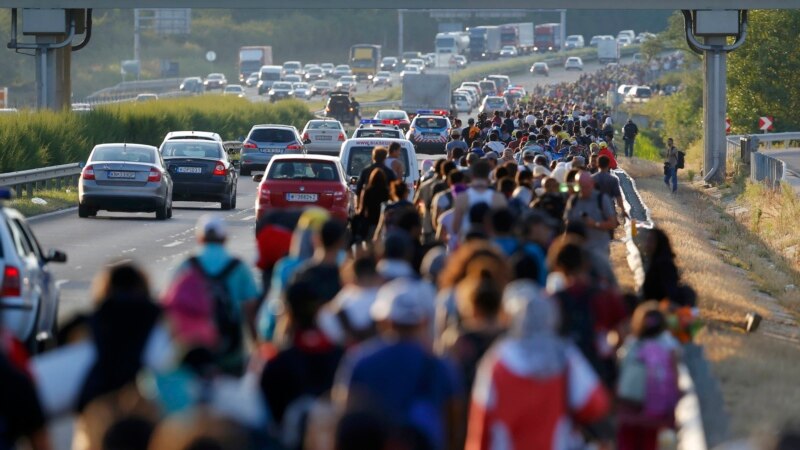 مجارستان برای انتقال پناهجویان به اتریش آنها را سوار اتوبوس می‌کند