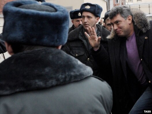Рус мухолифати лидерларидан бири Борис Немцов курашдан чекинмаслигини айтмоқда. 