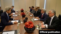 Госсекретарь США Джон Керри на встрече с президентом Армении Сержем Саргсяном. Варшава, 8 июля 2016 года.