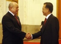 Russian Prime Minister Mikhail Fradkov (left) with his Chinese counterpart Wen Jiabao (epa)