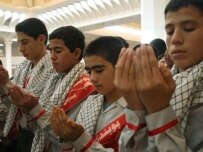 Basij activists pray in Tehran (Fars file photo)