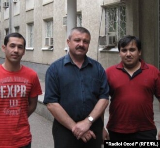(слева направо): Фарход Алимов, второй пилот, Азам Нодиров, командир экипажа, Сангинмурод Каримов, стюард    