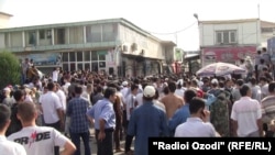 Hundreds of vendors and their supporters turned out on September 6 for a protest over the fire at a main Dushanbe market one day earlier.