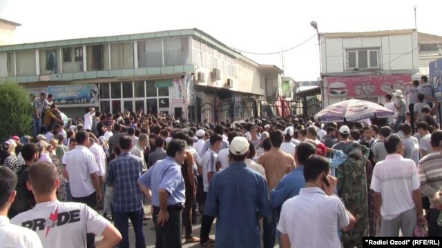 Hundreds of vendors and their supporters turned out on September 6 for a protest over the fire at a main Dushanbe market one day earlier.
