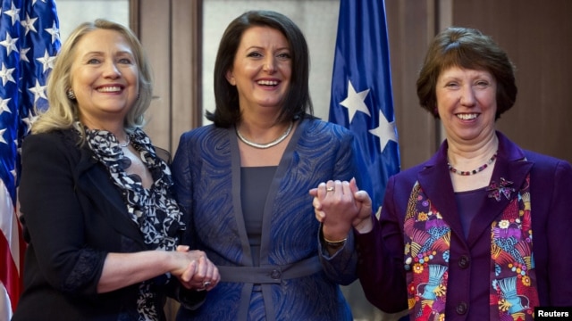Američka državna sekretarka Hilari Klinton, predsednica Kosova Atifete Jahjaga i visoka predstavnica EU za spoljnu politiku Ketrin Ešton u Prištini, oktobar 2012.