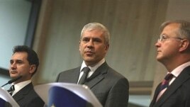 Božidar Đelić, Boris Tadić i Oli Ren u sjedištu EU Briselu, 7. novembra 2007, kada je Srbija parafirala Sporazum sa EU o Stabilizaciji i pridruživanju