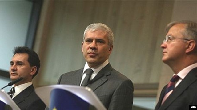 Božidar Đelić, Boris Tadić i Oli Ren u sjedištu EU Briselu, 7. novembra 2007, kada je Srbija parafirala Sporazum sa EU o Stabilizaciji i pridruživanju