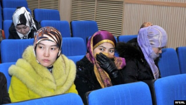 Діни басқарма өкілдерімен кездесуге шақырылған хиджаб киетін студент қыздар. Ақтөбе, 27 ақпан 2009 жыл. Көрнекі сурет