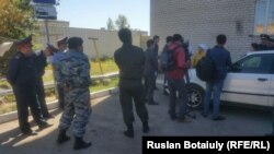 Полицейские у общежития в поселке Пригородный под Астаной, откуда выселяют жильцов.