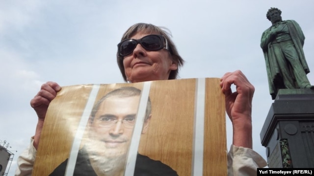A sympathizer of Mikhail Khodorkovsky holds a sign of support during a Moscow rally on June 26, his 49th birthday.