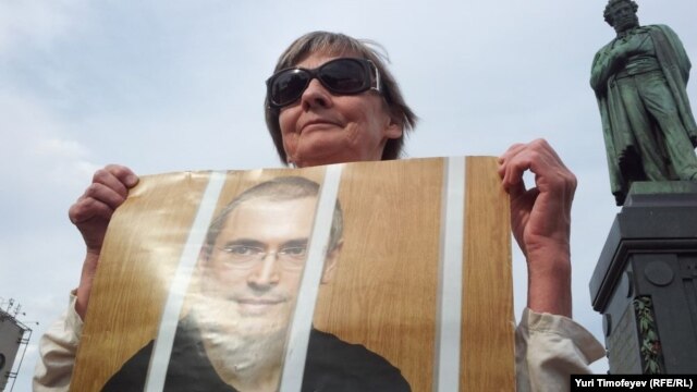 Jedan od brojnik protesta kojim se traži oslobađanje Mihaila Khodorkovskog iz zatvora, juni 2012. 