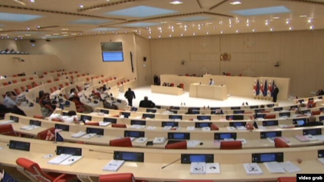 Ничто сегодня не предвещало бури на пленарном заседании грузинского парламента. Депутаты намеревались рассмотреть ряд поправок в Кодекс о тюремном заключении, жарких дебатов по которым не предвиделось