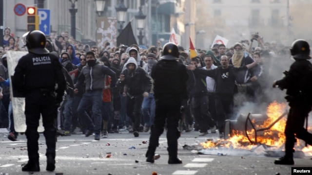Противостояние бастующих и полицейских в Барселоне (29 марта 2012)