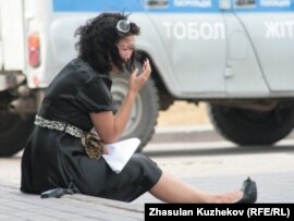 Одна из родственниц осужденных тюрьмы в Гранитном сидит перед зданием комитета уголовно-исполнительной системы. Астана, 14 августа 2010 года.
