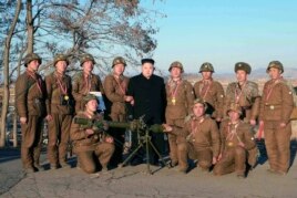 Ким Чен Ын с военнослужащими Корейской народной армии