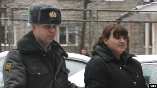 Таисия Осипова под конвоем направляется в суд. Смоленск, 29 декабря 2011 г