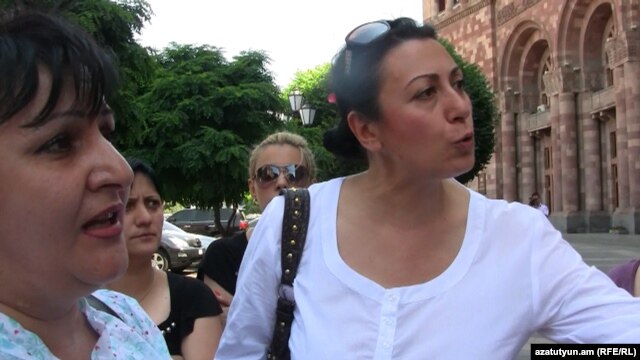 «Երեւանգազ»-ի աշխատակիցների բողոքի ցույցը Կառավարության շենքի մոտ: