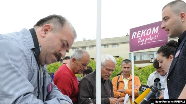 Potpisi podrške za REKOM, Podgorica, april 2011