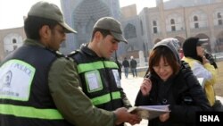 The Iranian Intelligence Ministry's new security guidelines recommend only asking policemen for directions. (file photo)