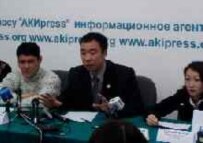 Alisher Mamasaliev (center)
