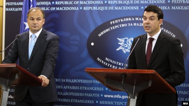 Enver Hoxhaj (majtas) në një takim të mëhershëm me ministrin e jashtëm të Maqedonisë Nikolla Popovski në Shkup