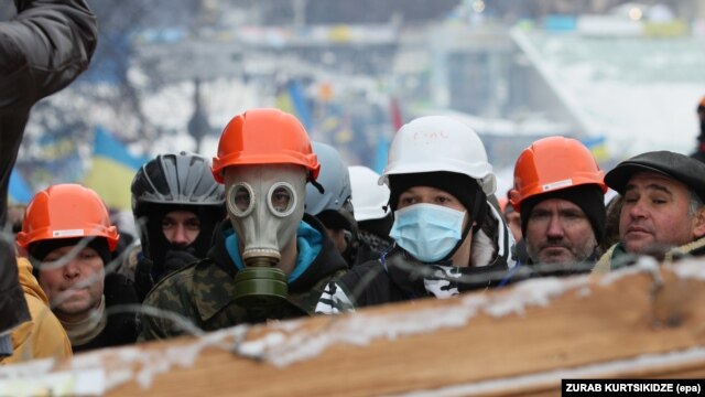 Шерушілер полицияға қарсы баррикада құрып тұр. Киев, 9 желтоқсан 2013 жыл.