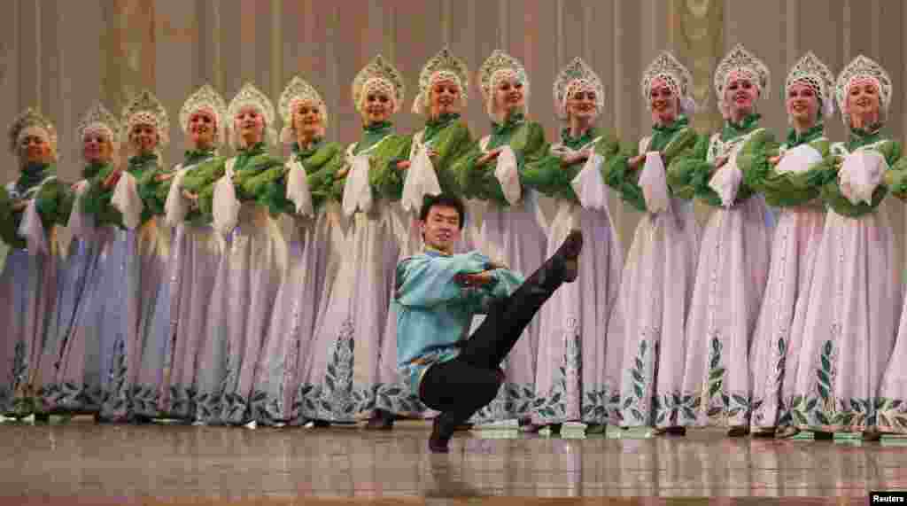Students of the Krasnoyarsk choreographic college take part in a dress rehearsal of a performance by graduates of the college at the State Theater of Opera and Ballet in the Siberian city of Krasnoyarsk. (Reuters/Ilya Naymushin)