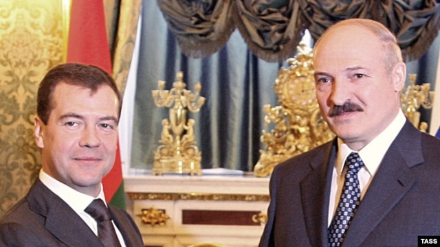 The EU is worried that Belarusian President Alyaksandr Lukashenka (right) arrives in Prague as a proxy of Russia and President Dmitry Medvedev.