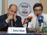 Թուրք քաղաքագետ Բեհլուլ Օզքանը (ձ) լրագրողների հետ հանդիպմանը: Երեւան, 2-ը սեպտեմբերի, 2010թ.