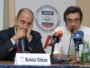Թուրք քաղաքագետ Բեհլուլ Օզքանը (ձ) լրագրողների հետ հանդիպմանը: Երեւան, 2-ը սեպտեմբերի, 2010թ.