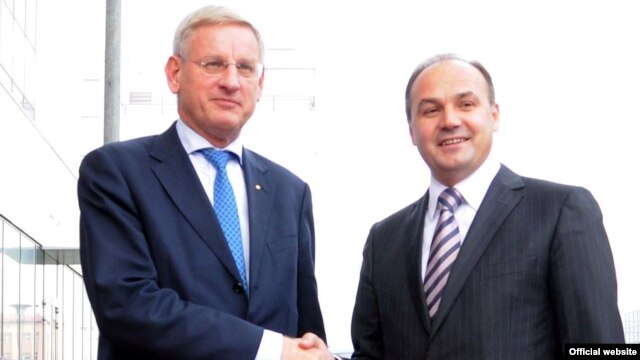 Švedski ministar spoljnih poslova Carl Bildt i kosovski šef diplomatije Enver Hoxha, Priština, 8. oktobar 2011.