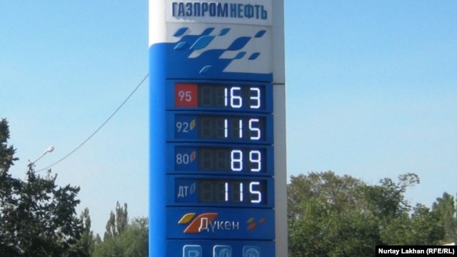 Ресейлік "Газпромнефть" компаниясына қарасты жанармай бекеті. Алматы, 20 тамыз 2014 жыл.