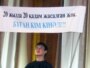 Участники собрания в поддержку казахского языка держат в руках плакаты, на одном из них написано следующее: «Кто виноват, что за 20 лет не сделано 20 шагов». Алматы, 20 сентября 2009 года. Фото предоставлено представителями движения «Мемлекеттік тіл».