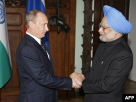 Indian Prime Minister Manmohan Singh (right) with Russian Prime Minister Vladimir Putin (file photo)