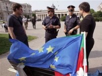 Austrian police talk to Chechen activists before their protest (AFP)