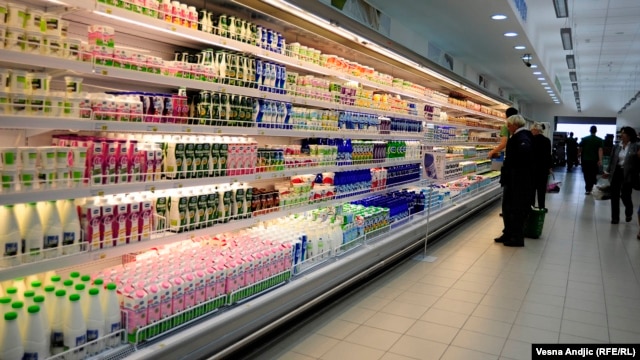 Rafovi sa mlekom u jednoj od beogradskih prodavnica