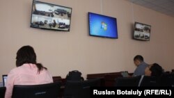 Журналисты наблюдают за рассмотрением жалобы адвокатов председателя Союза журналистов Казахстана Сейтказы Матаева и его сына Асета из отдельной комнаты в городском суде. Астана, 22 августа 2016 года.