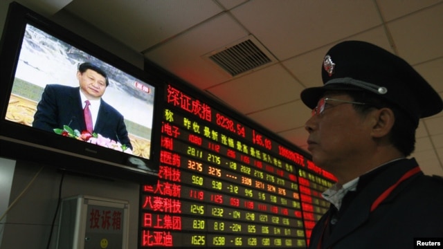 A security guard in Huaibei watches a screen showing newly appointed Communist Party General Secretary Xi Jinping speaking during a news conference.