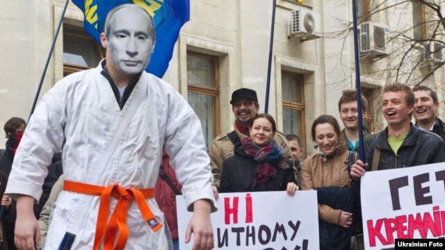 Украинаның Кеден Одағына кіруіне қарсы белсенділер Путиннің Киевке сапары қарсаңында қарсылық акциясын өткізіп тұр. Киев, 12 сәуір 2011 жыл. (Көрнекі сурет)