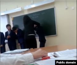 Алматыдағы орта мектептегі оқиға деп жарияланған, мұғалімнің балаларды ұрып жатқан видеосынан алынған скриншот.