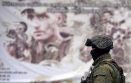 Российский солдат около военной базы в селе Перевальное, Крым, апрель 2014 года