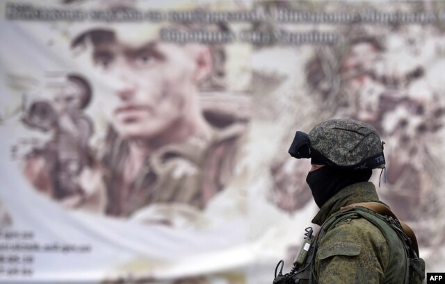 Российский солдат около военной базы в селе Перевальное, Крым, апрель 2014 года